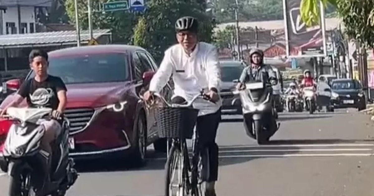 Sekretaris Daerah Kabupaten Bogor, Ajat Rochmat Jatnika tengah bersepeda