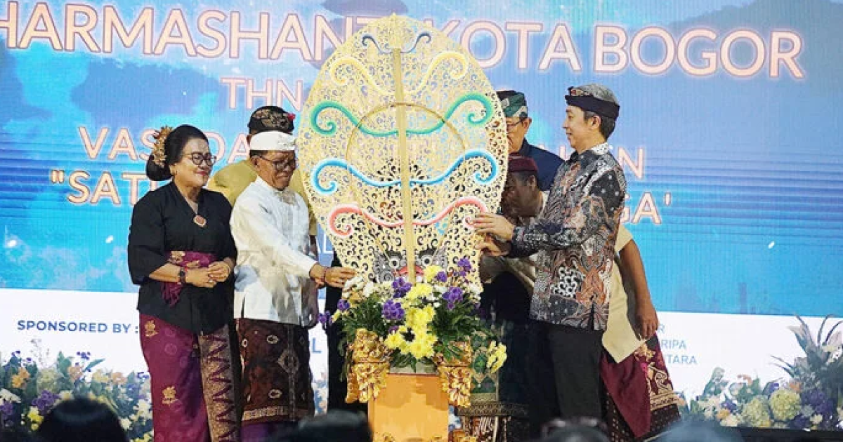 Wali Kota Bogor bersama tokoh masyarakat saat kegiatan Dharma Shanti di Balai Kota Bogor. Foto: Pemkot Bogor