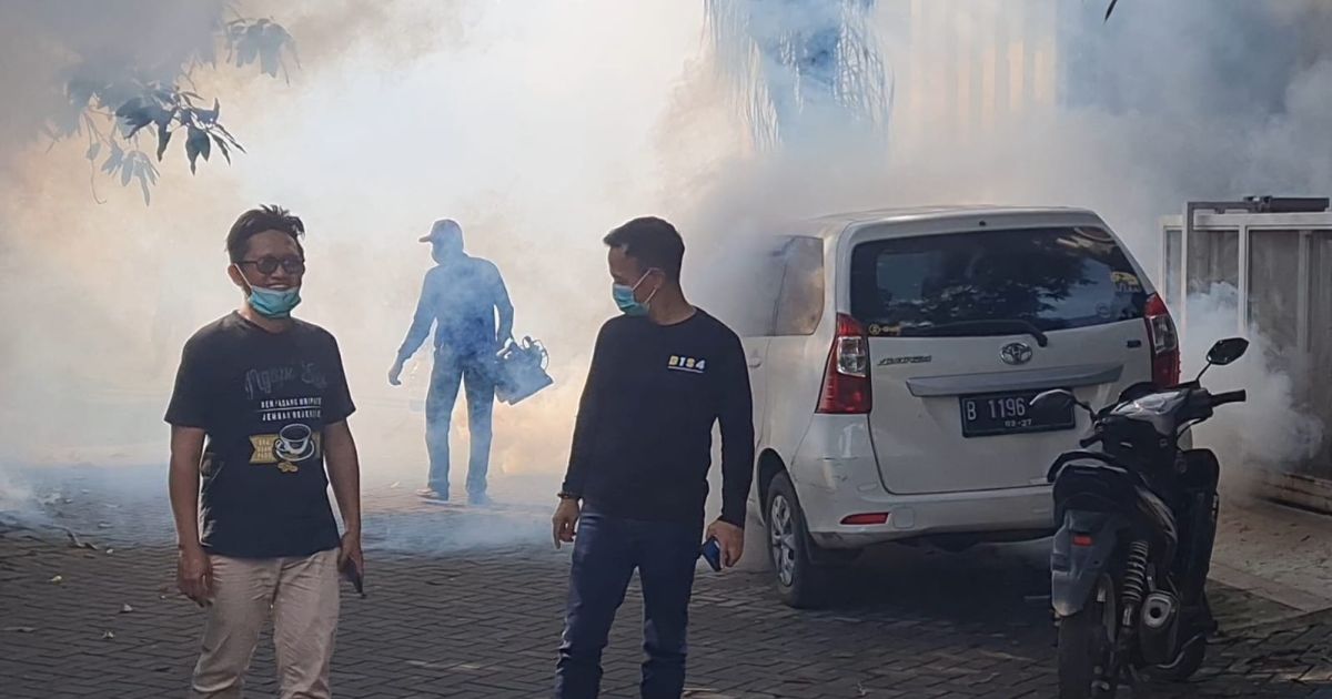 Cegah DBD, Warga Gunung Putri dan Partai Demokrat Gelar Fogging di Griya Bukit Jaya