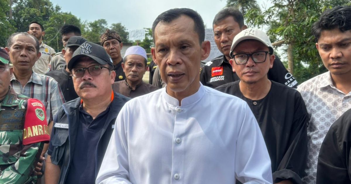 Wakil Bupati Bogor, Jaro Ade, meninjau langsung lokasi jembatan ambruk di Desa Gobang, Kecamatan Rumpin
