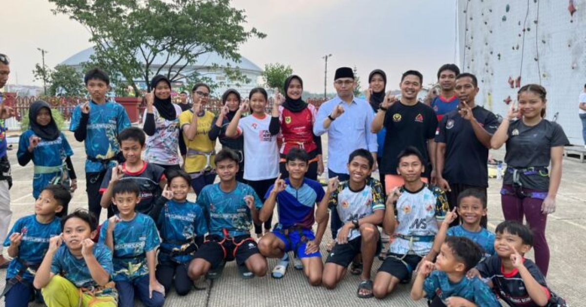 Ketua KONI Kabupaten Bogor, Arif Rochmawan (kelima dari kanan) berfoto bersama atlet pelatcab panjat tebing di Wall Climbing Gelora Pakansari, Cibinong, Rabu (6/5/2026).