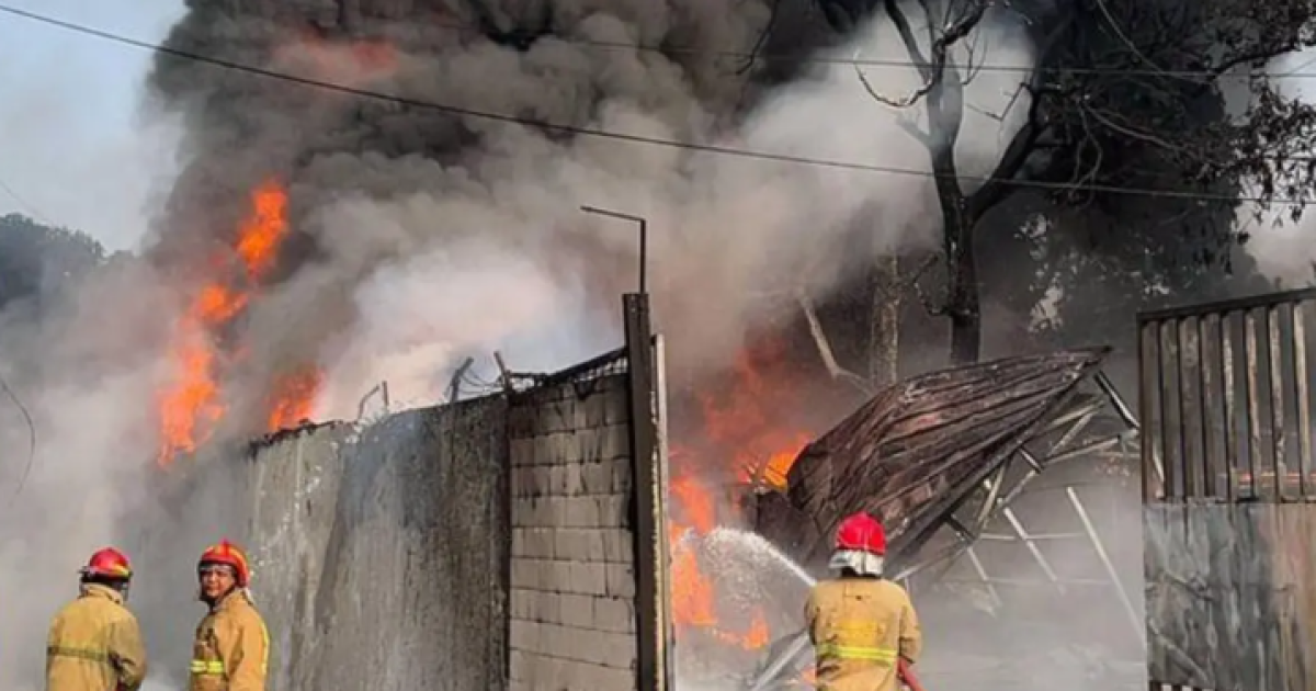 Gudang Penampungan Oli Bekas di Gunung Putri Bogor Terbakar, Damkar Terjunkan Empat Unit Pemadam
