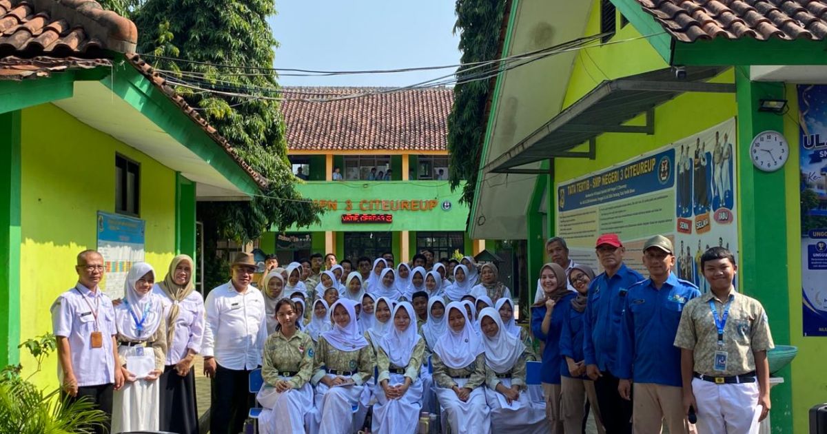 Diskominfo Kabupaten Bogor Kenalkan Dunia Broadcasting Lewat OBI Van Goes To School di SMPN 3 Citeureup