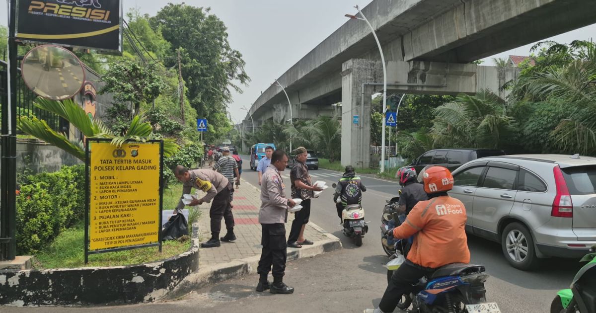 Alhamdulilah Polsek Kelapa Gading Gelar Jumat Peduli, Bagikan Nasi Kotak untuk Ojol dan Warga