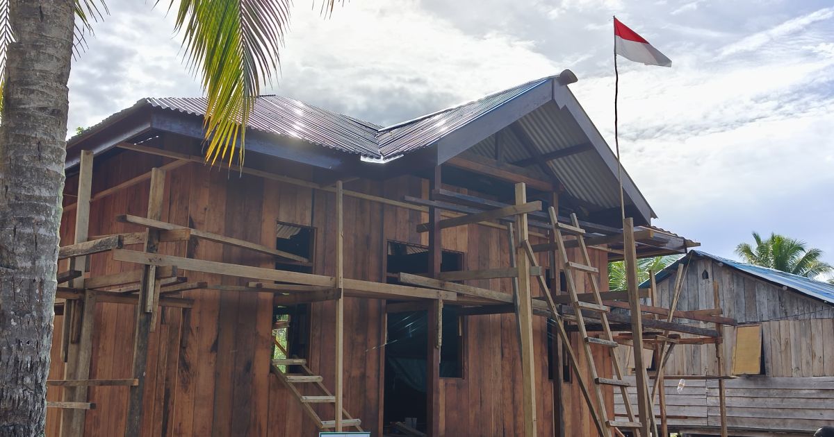 Satgas TMMD Kodim 1710/Mimika Rampungkan Pemasangan Atap 5 Rumah Warga di Kampung Keakwa