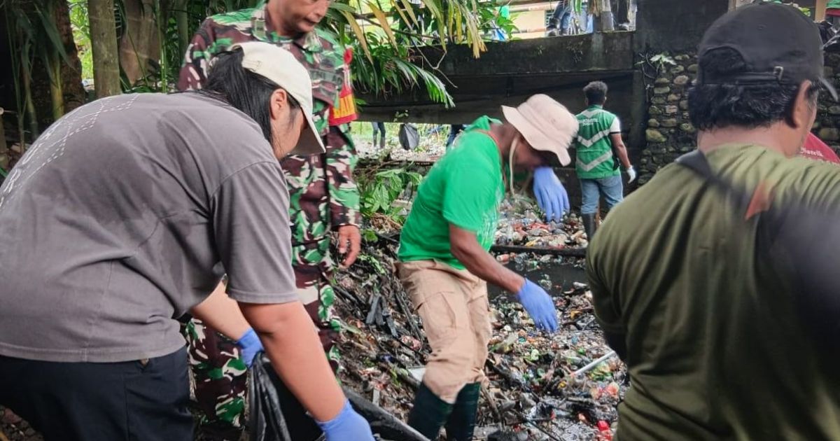Babinsa Koramil Timika dan Warga Gotong Royong Bersihkan Kali di Mimika