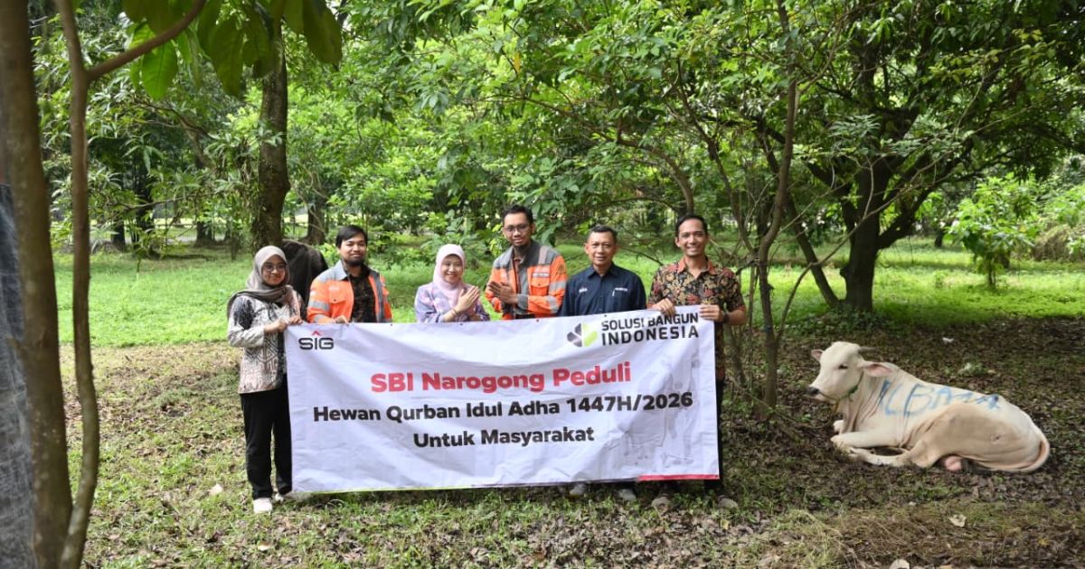 Solusi Bangun Indonesia Narogong Salurkan 27 Hewan Kurban untuk Warga Sekitar Operasional