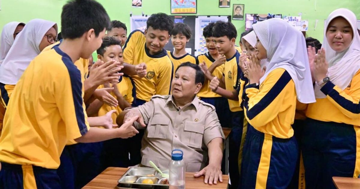Presiden Prabowo Tinjau Program Makan Bergizi Gratis di SMPN 111 Jakarta