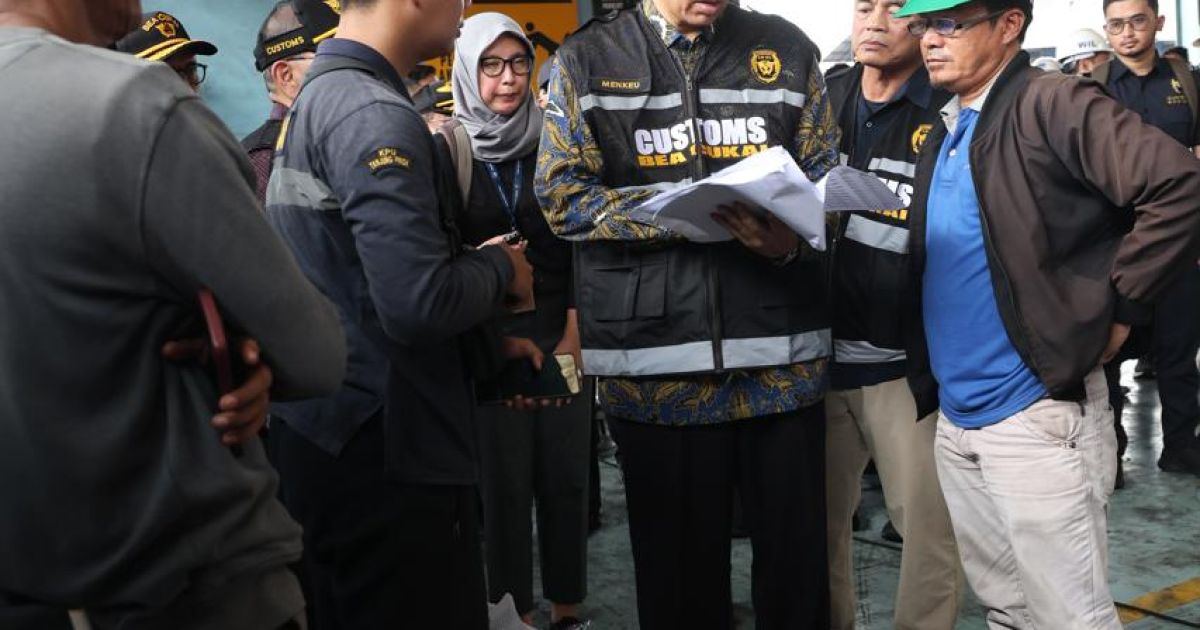 Menkeu Sidak Tanjung Priok, Antrean Kontainer Jadi Sorotan.
