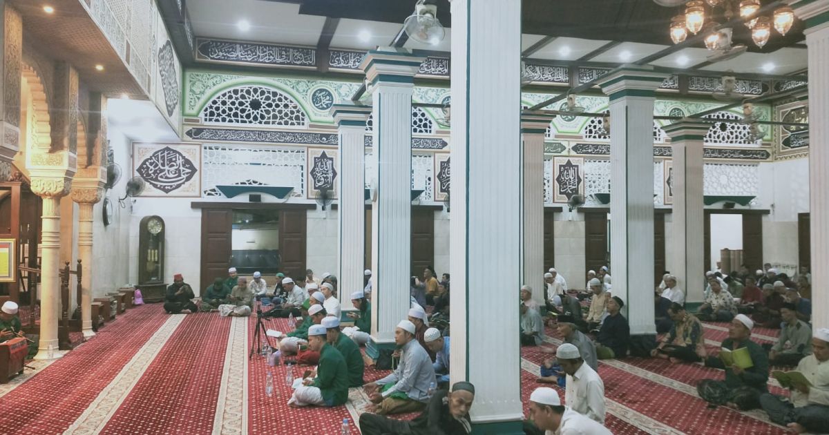 Kliwonan di Masjid Keramat Luar Batang, Ratusan Jamaah Ikuti Majelis Rotib dan Maulid Penuh Khidmat