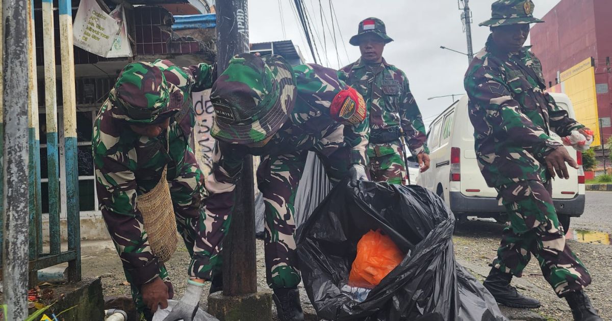 Kodim 1710/Mimika dan Warga Gelar Karya Bakti Bersihkan Jalan Yos Sudarso