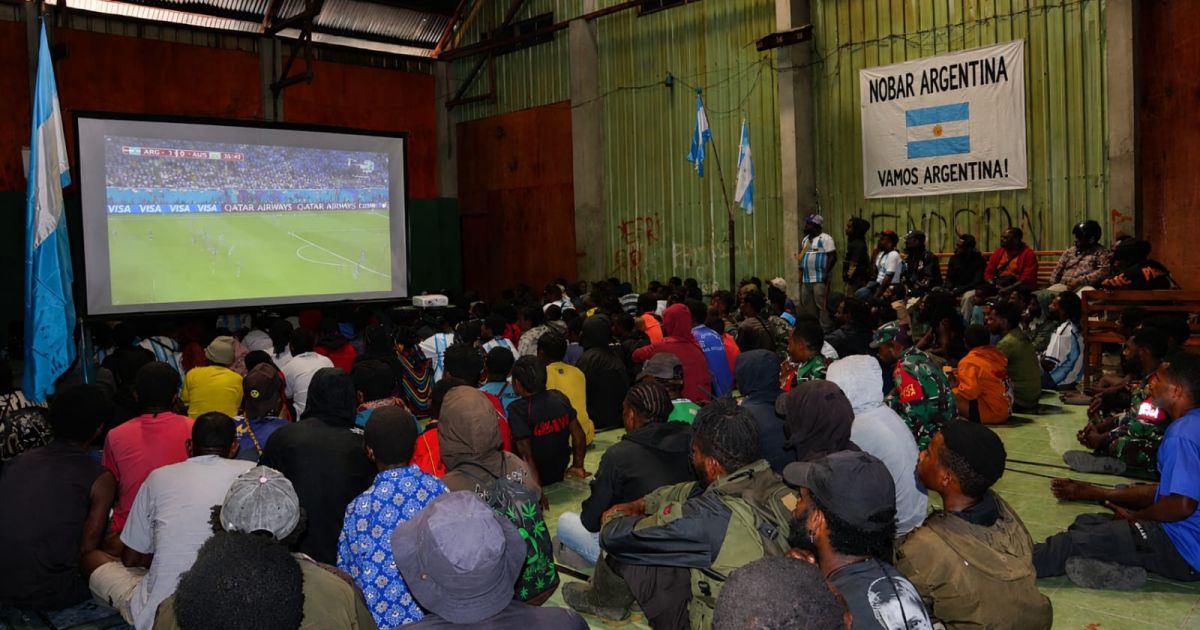 Kodim 1714/Puncak Jaya Gelar Nobar Piala Dunia 2026 Bersama Warga, Pererat Kebersamaan TNI dan Masyarakat