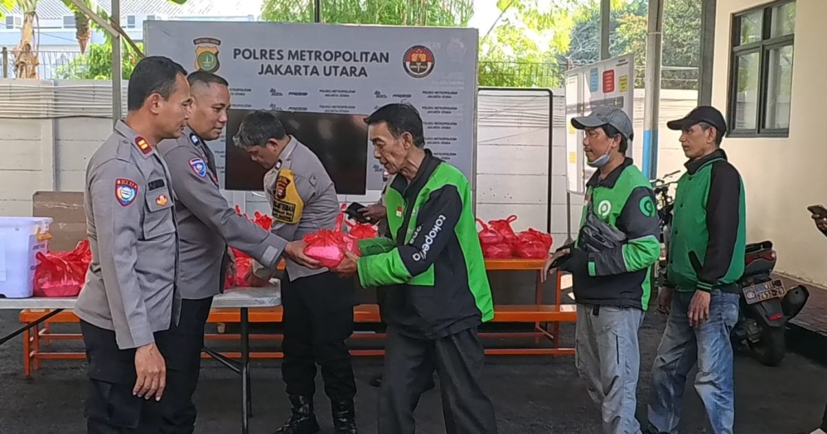 Polsek Kelapa Gading Bagikan 150 Nasi Kotak untuk Ojol dan Sabuk Kamtibmas Lewat Program Jumat Peduli