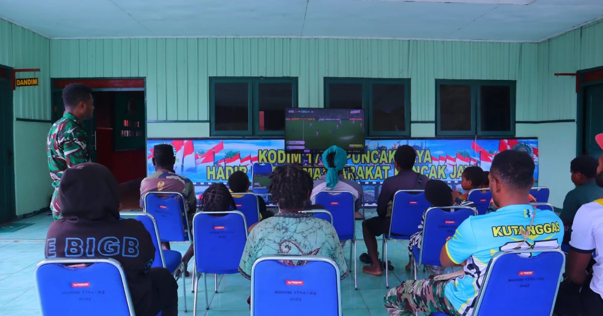 Kodim 1714/Puncak Jaya Gelar Nobar Piala Dunia 2026 Bersama Warga, Pererat Kebersamaan TNI dan Masyarakat