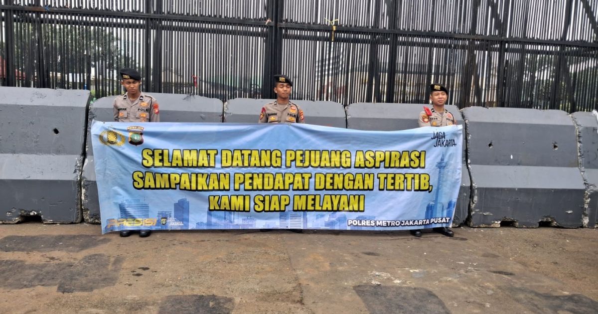 Polri Bentangkan Spanduk Simpatik Saat Layani Aksi KNARA di DPR, Kedepankan Pendekatan Humanis