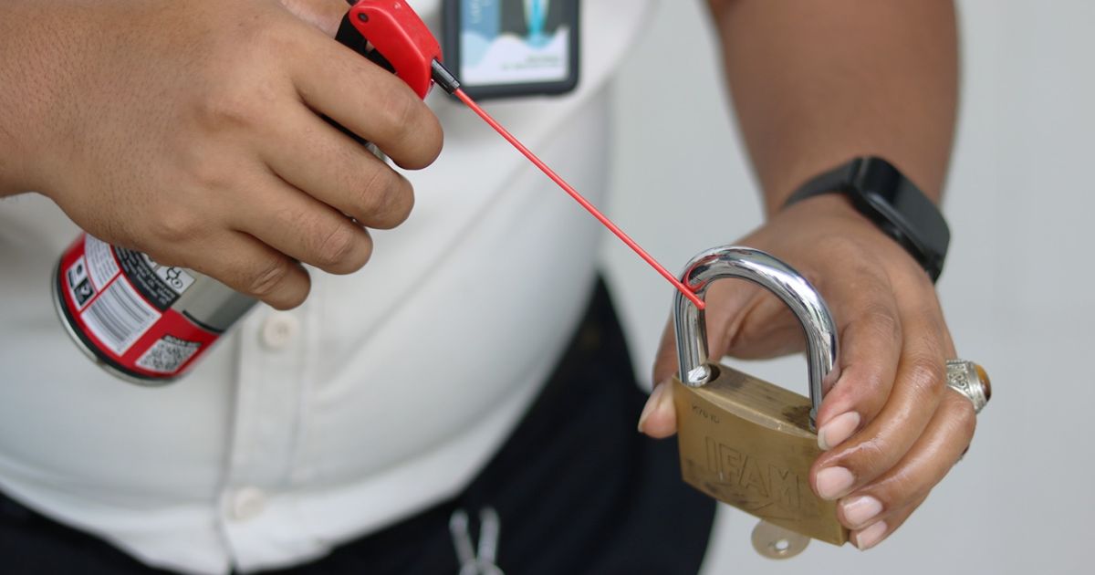 Lapas Cibinong Perkuat Sistem Keamanan Melalui Perawatan dan Rolling Gembok Kamar Hunian