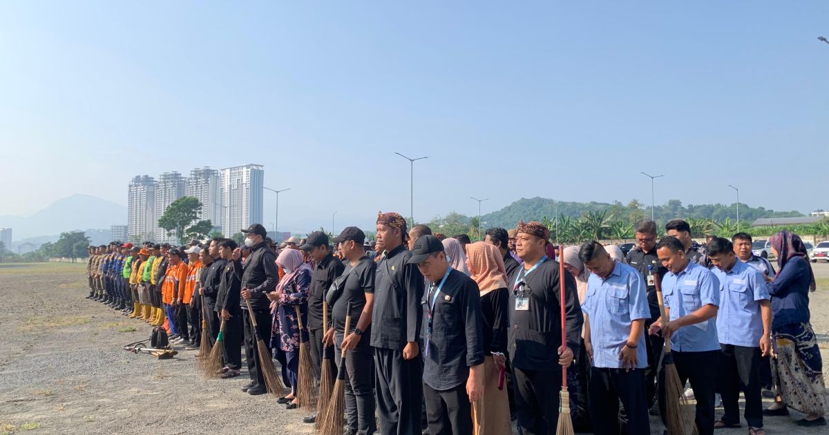 Sambut Tamu Negara, Bupati Rudy Susmanto Pimpin Aksi Bersih-Bersih di Babakan Madang