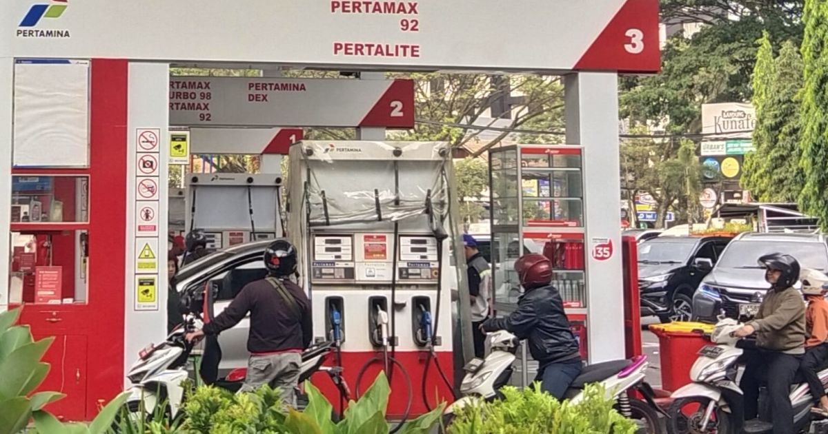 Di Balik Antrean Pertalite: Cerita dari Balik Pompa Bensin di Kota Bandung