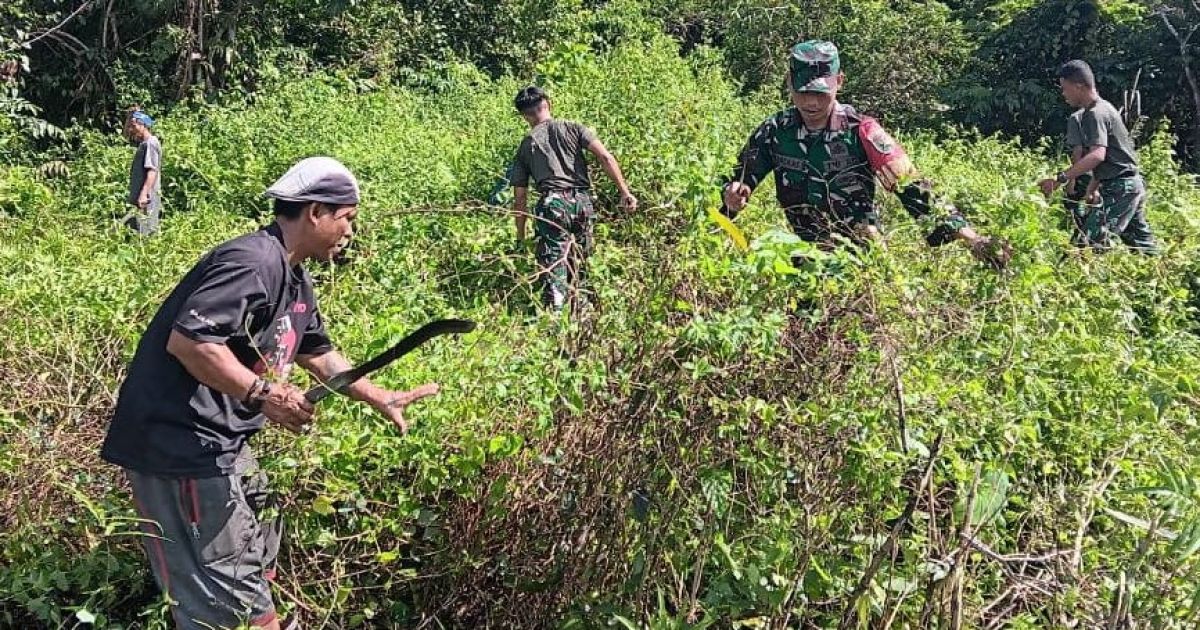 Babinsa Koramil Mapurujaya dan Warga Gotong Royong Bersihkan TPU Kampung Hiripau