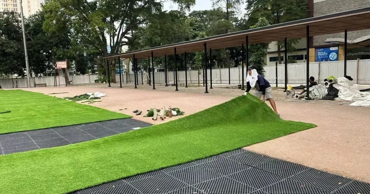 Lapangan DOS Kini Dipasang Rumput Sintetis