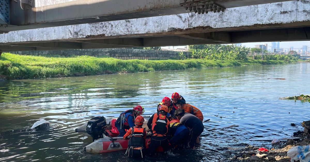 Pemuda Tenggelam di Kali Banjir Kanal Barat Ditemukan Meninggal, Tim SAR Evakuasi Korban