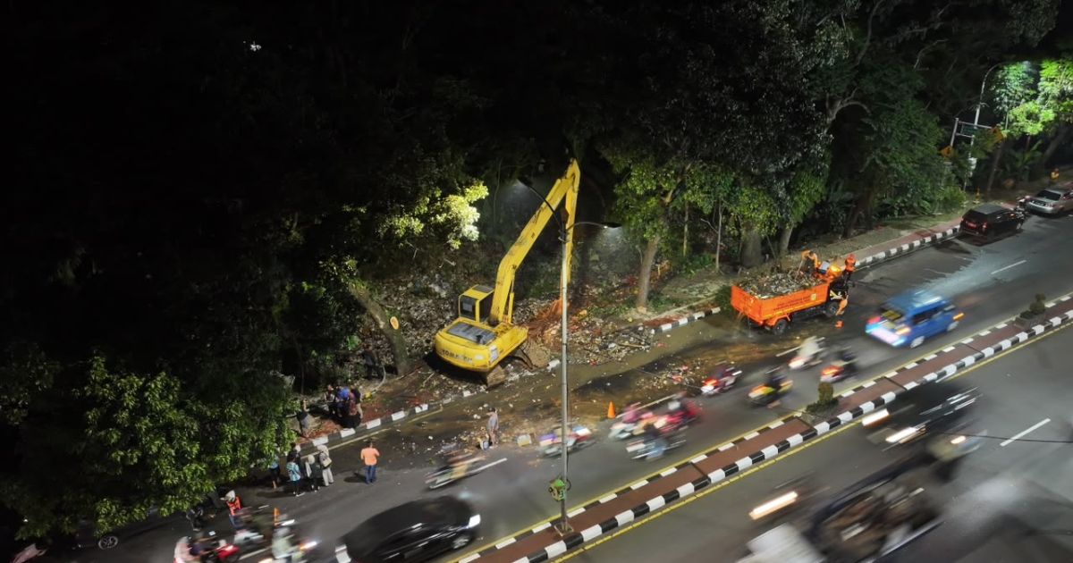 Pemkab Bogor Turunkan Alat Berat Bersihkan Tumpukan Sampah di Kali Baru Cibinong, Diperkirakan Capai 60 Truk