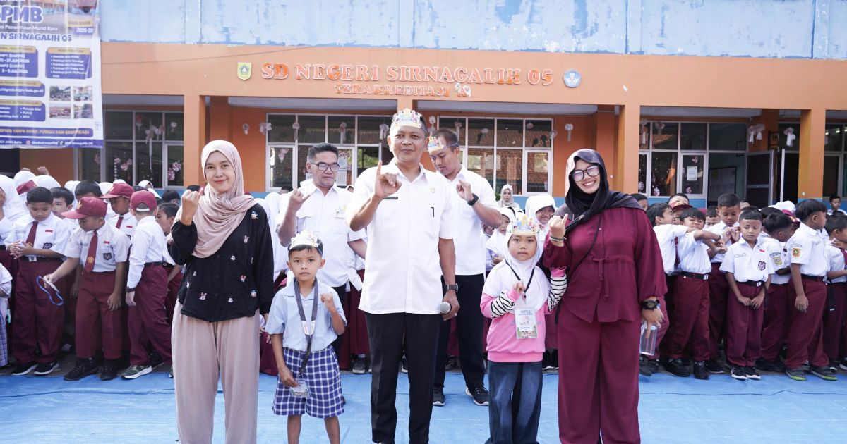 ASN Pemkab Bogor Manfaatkan WFA Antar Anak di Hari Pertama Sekolah, MPLS SDN Sirnagalih 05 Usung Konsep Ramah Anak