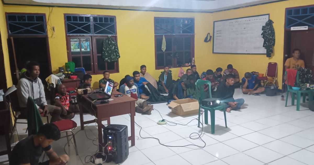 TMMD Kodim 1807/Sorong Selatan Semarakkan Kebersamaan, Anggota Satgas dan Warga Kampung Sesor Seru-seruan Nobar Final Piala Dunia 2026