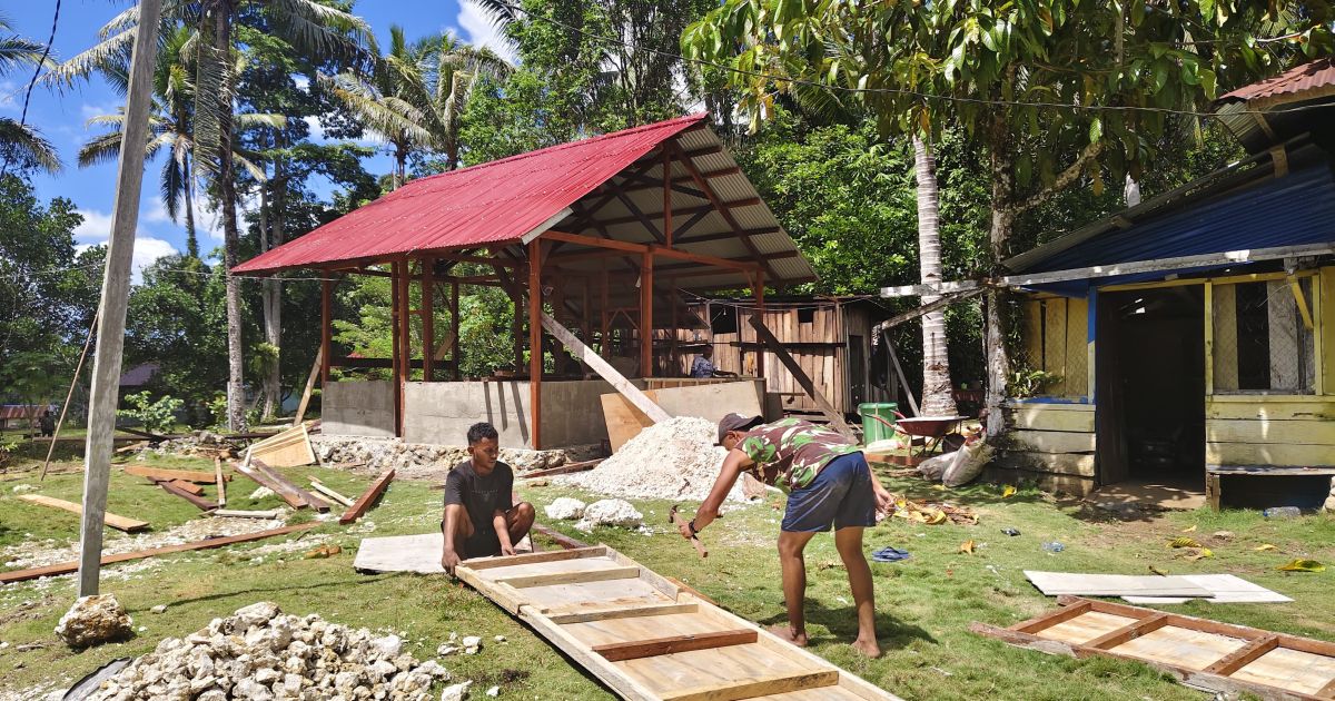 Hari Ke-7 TMMD, Pembangunan Rumah Herman di Kampung Sesor Terus Dikebut