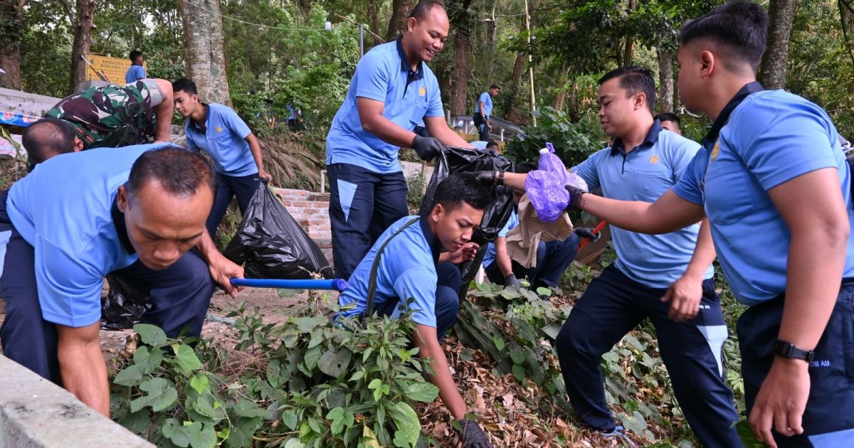 Peringati Hari Bakti ke-79 TNI AU, Lanud Iswahjudi Bersihkan Telaga Sarangan Bersama DLH dan Polsek Plaosan