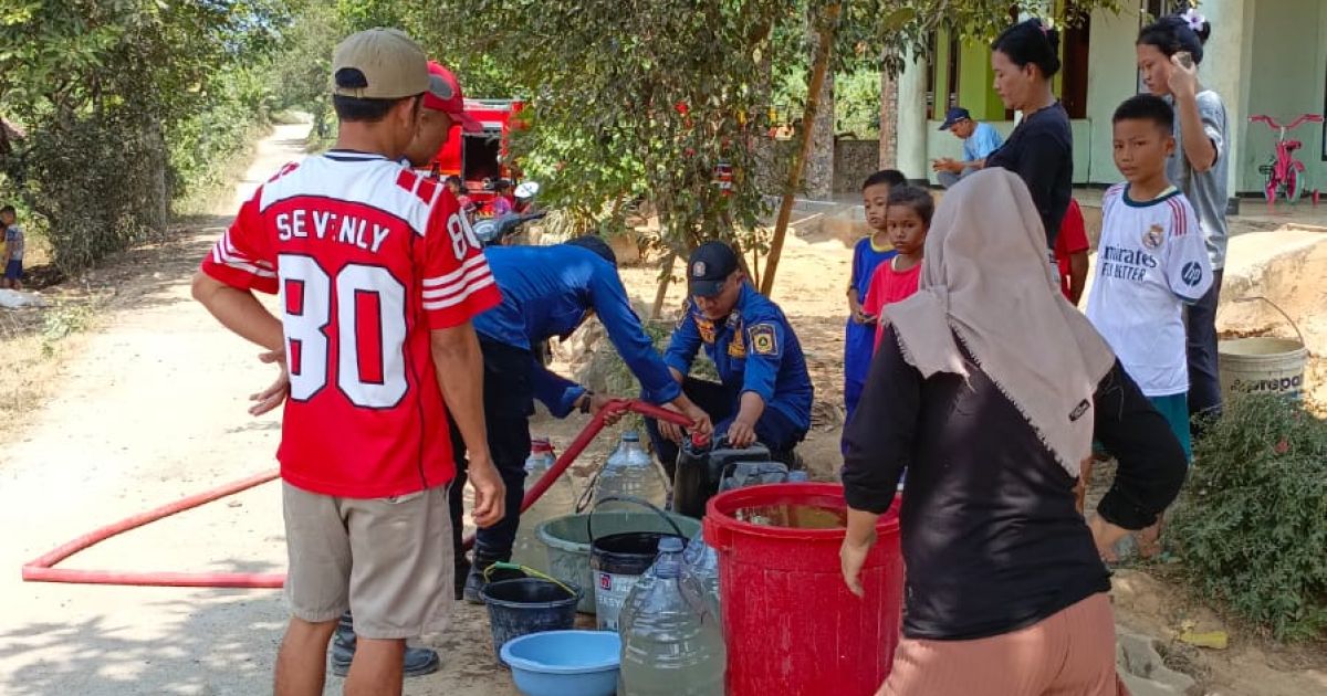 Pemkab Bogor Salurkan 15.300 Liter Air Bersih ke Tiga Kecamatan Terdampak Kekeringan