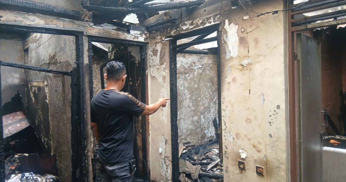 Letupan dari Atap Picu Kebakaran Rumah di Koja, Api Padam dalam 45 Menit