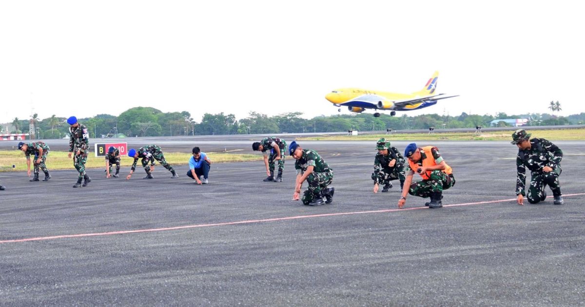 Cegah Foreign Object Damage, Personel Lanud Sjamsudin Noor Sisir Area Apron