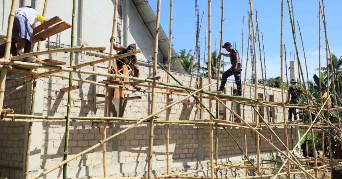 Gotong Royong TNI dan Warga Warnai Pembangunan Pastori Gereja di Desa Hatetobako